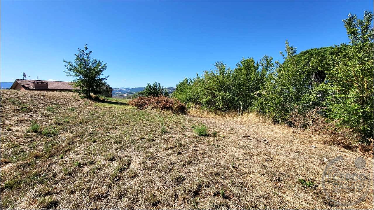 TODI – CASALE DA RISTRUTTURARE CON TERRENO