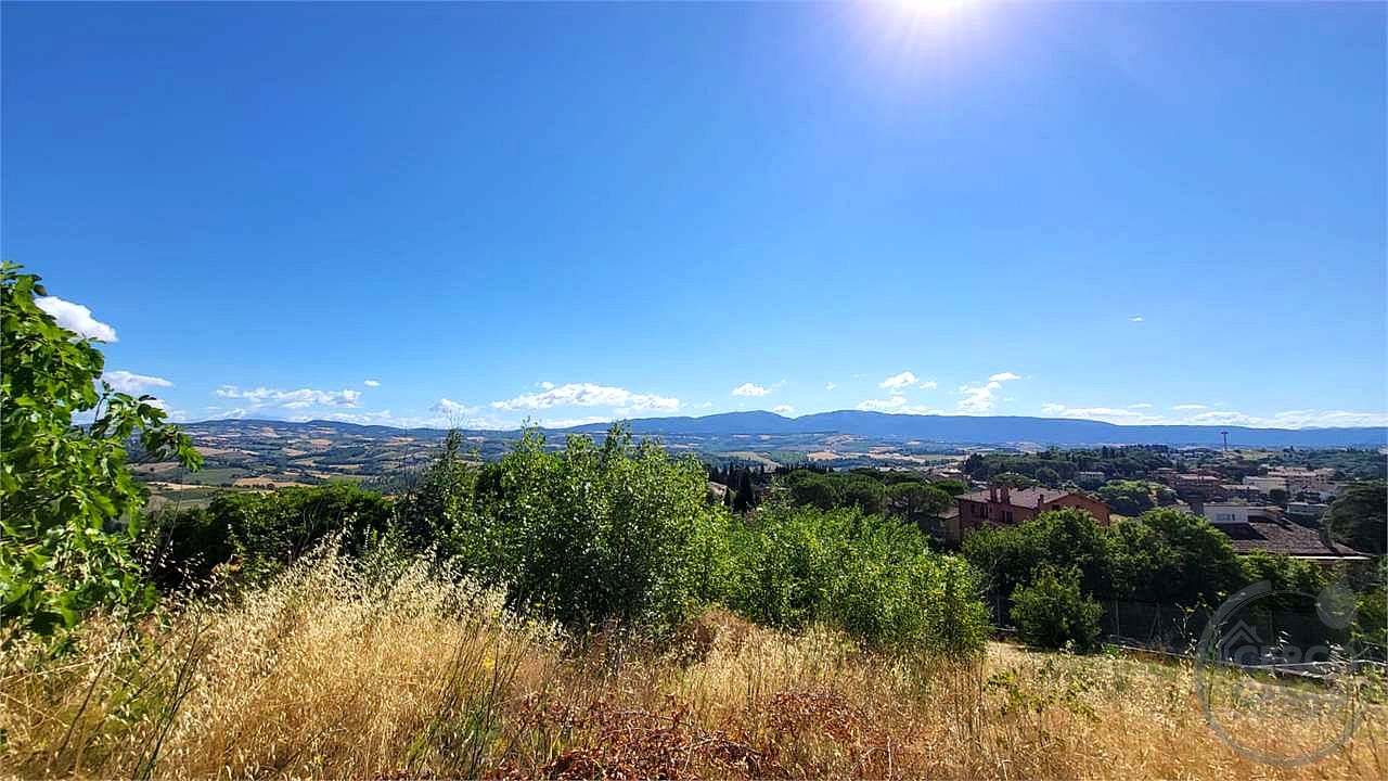 TODI – CASALE DA RISTRUTTURARE CON TERRENO