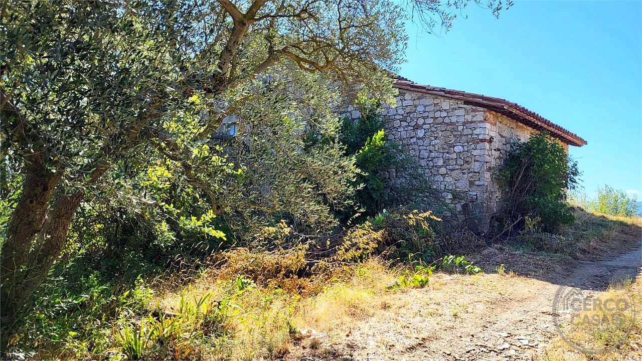TODI – CASALE DA RISTRUTTURARE CON TERRENO