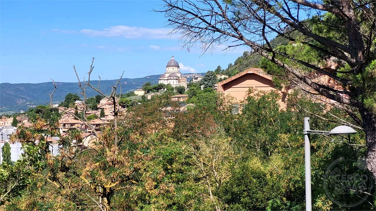TODI – CASALE DA RISTRUTTURARE CON TERRENO