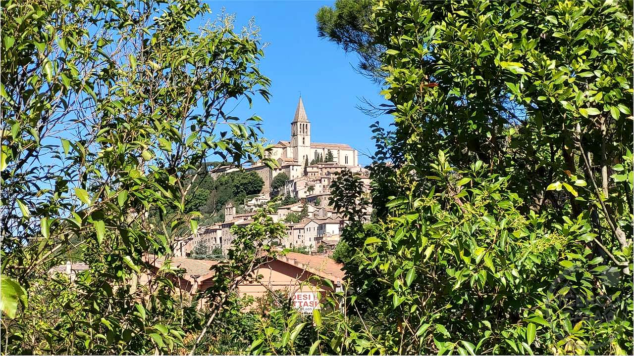 TODI – CASALE DA RISTRUTTURARE CON TERRENO