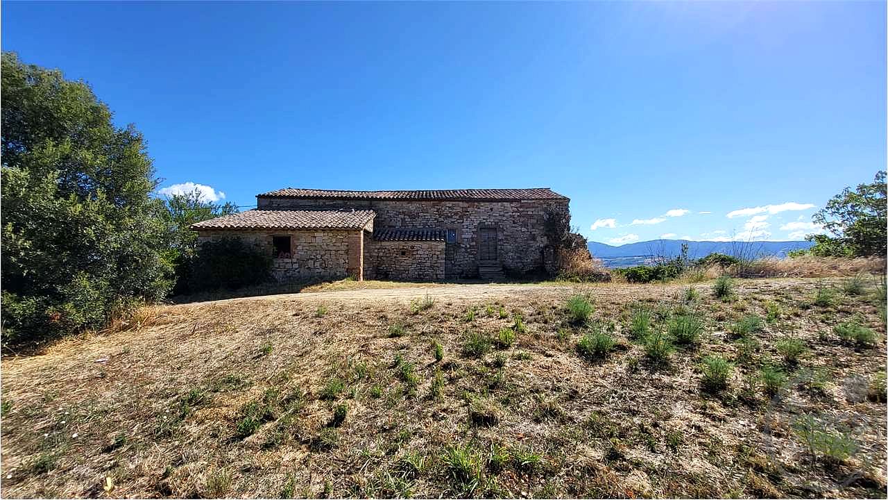 TODI – CASALE DA RISTRUTTURARE CON TERRENO
