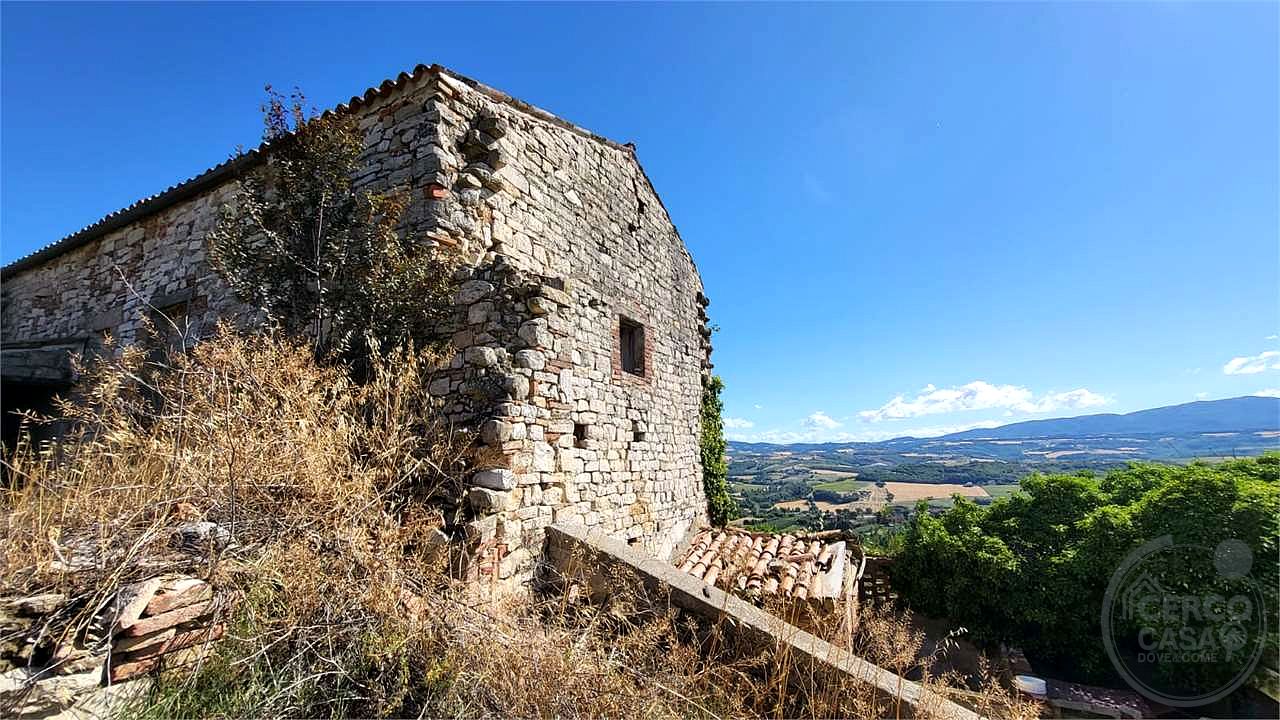 TODI – CASALE DA RISTRUTTURARE CON TERRENO