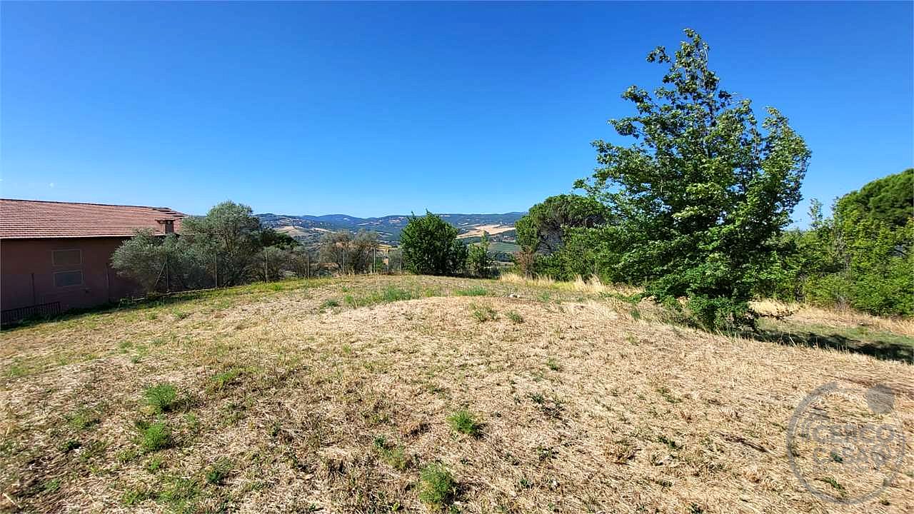 TODI – CASALE DA RISTRUTTURARE CON TERRENO