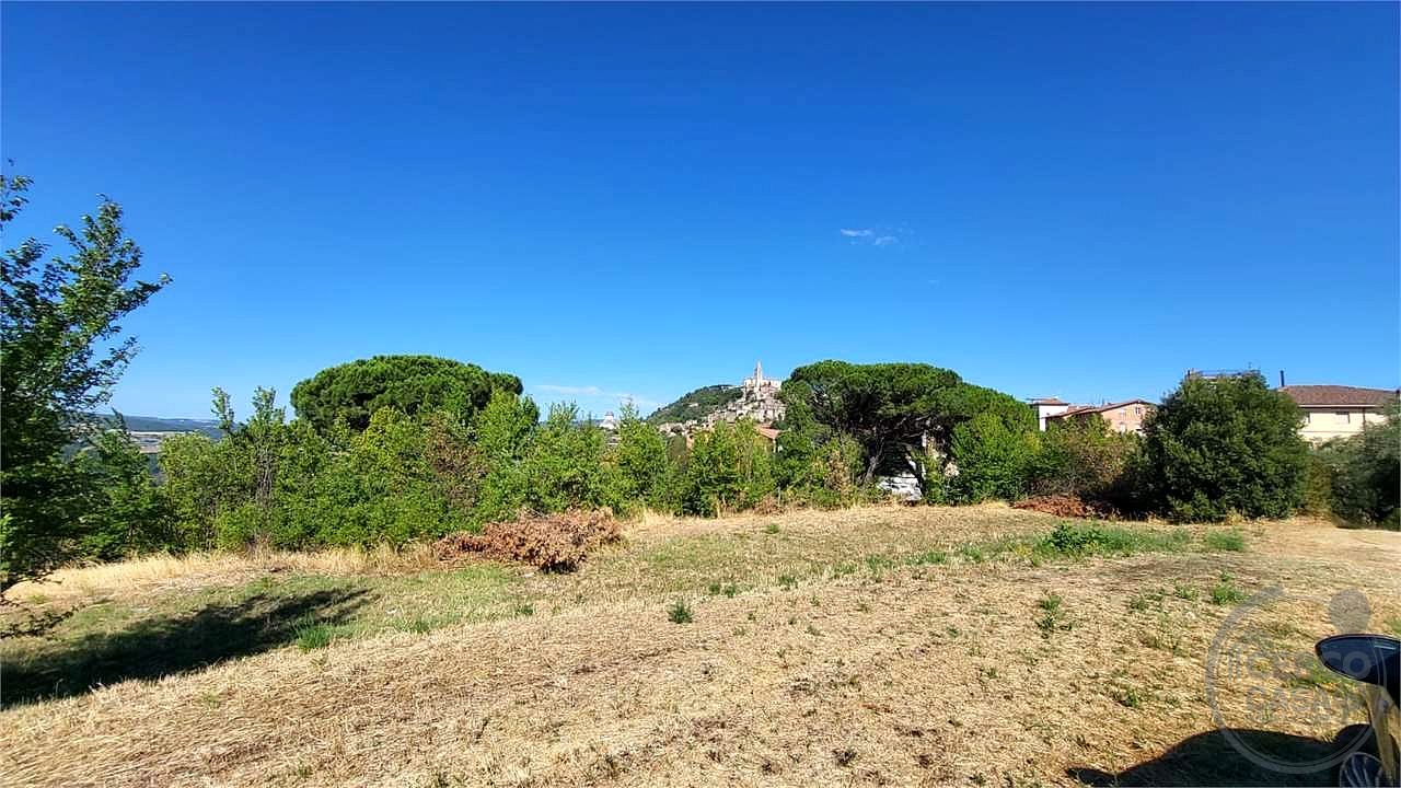 TODI – CASALE DA RISTRUTTURARE CON TERRENO