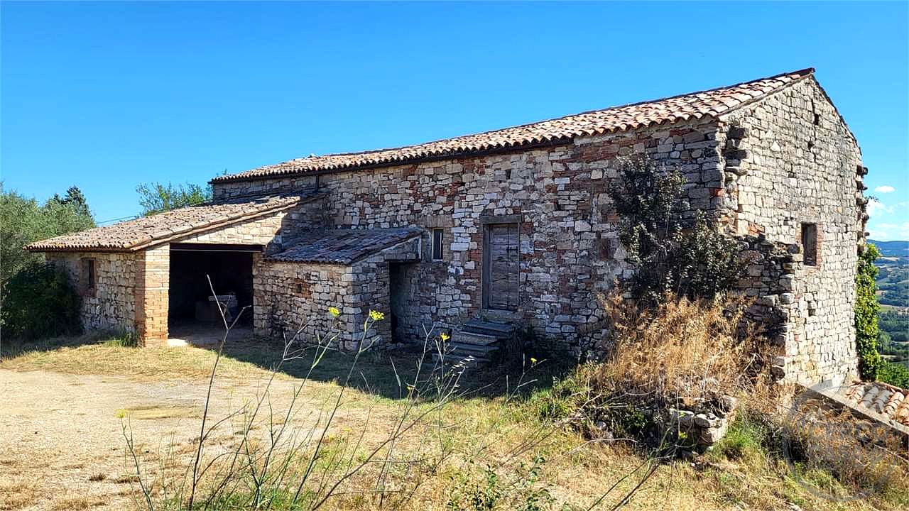 TODI – CASALE DA RISTRUTTURARE CON TERRENO