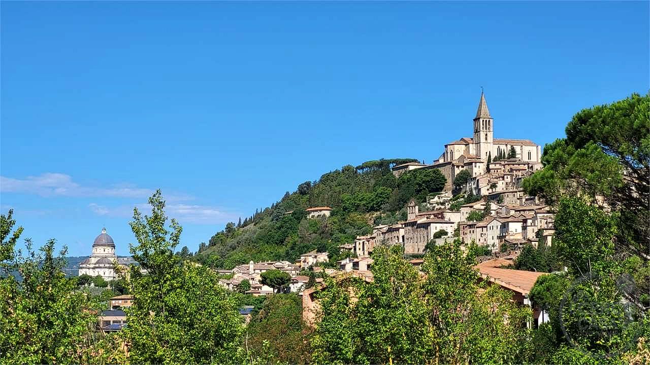 TODI – CASALE DA RISTRUTTURARE CON TERRENO
