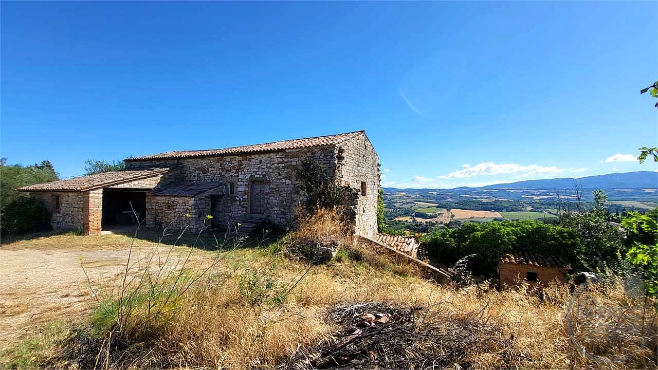 TODI – CASALE DA RISTRUTTURARE CON TERRENO