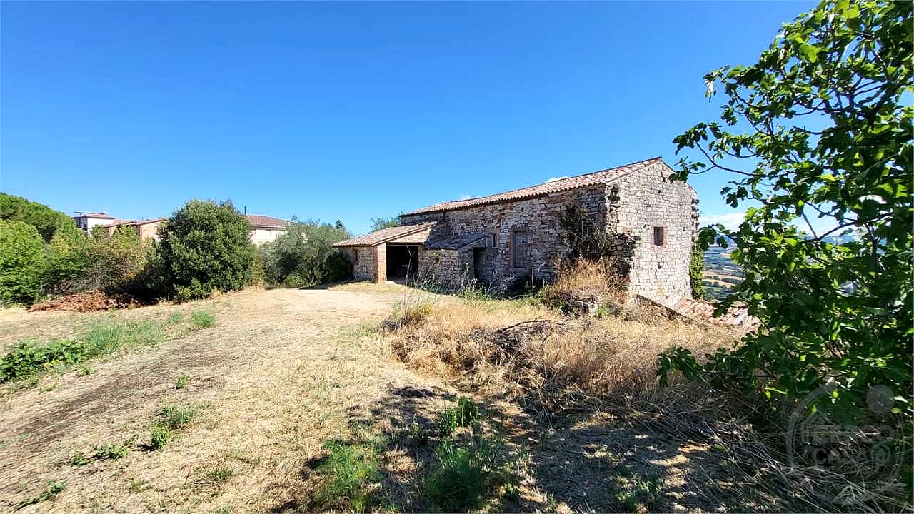 TODI – CASALE DA RISTRUTTURARE CON TERRENO