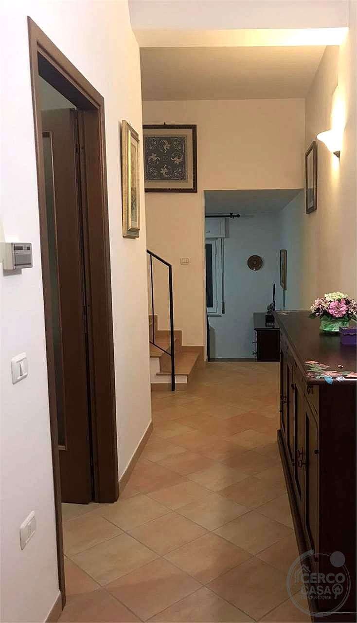 VILLA CAPOTESTA DIVISA IN DUE UNITA' ABITATIVE