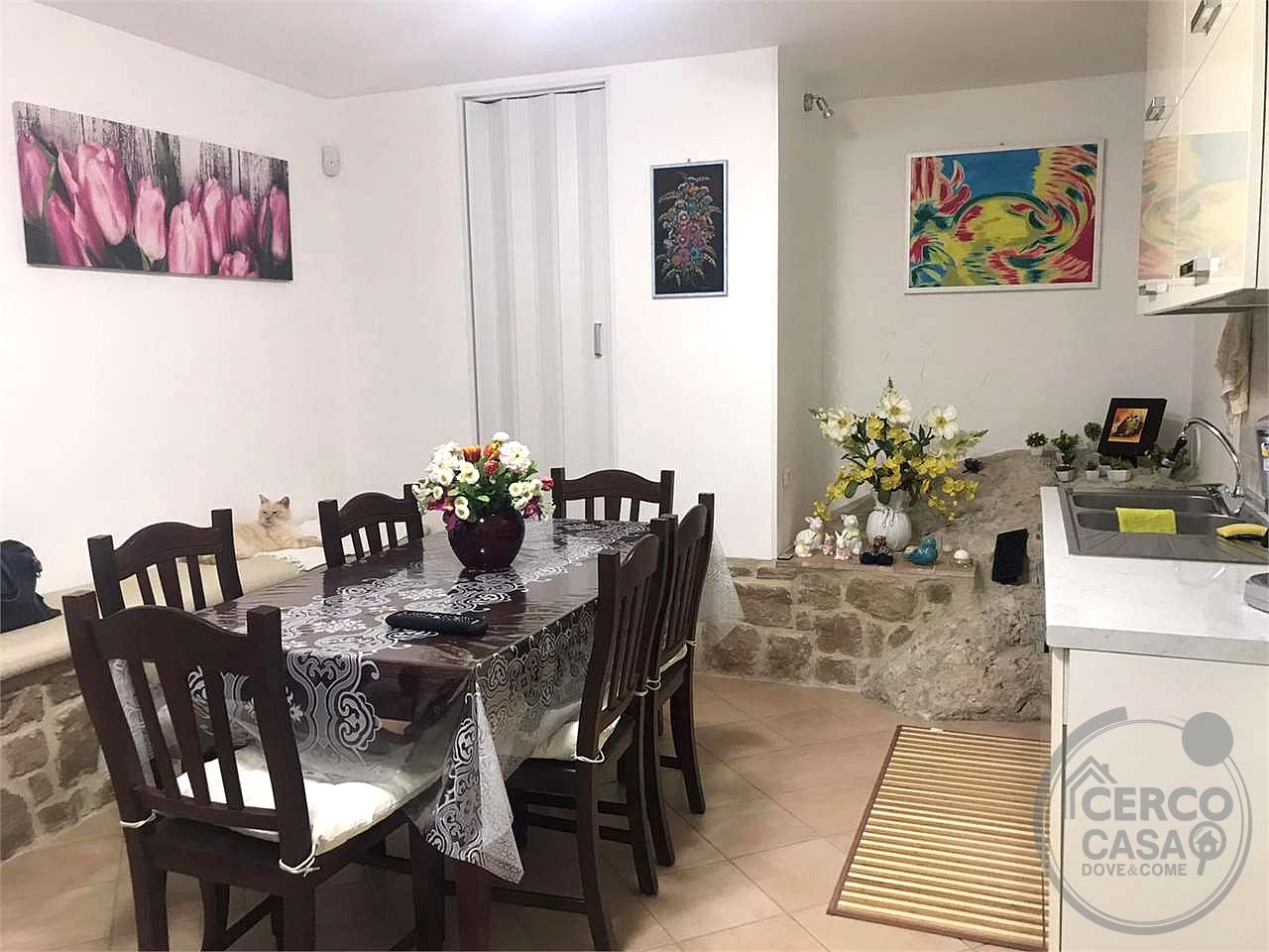 VILLA CAPOTESTA DIVISA IN DUE UNITA' ABITATIVE