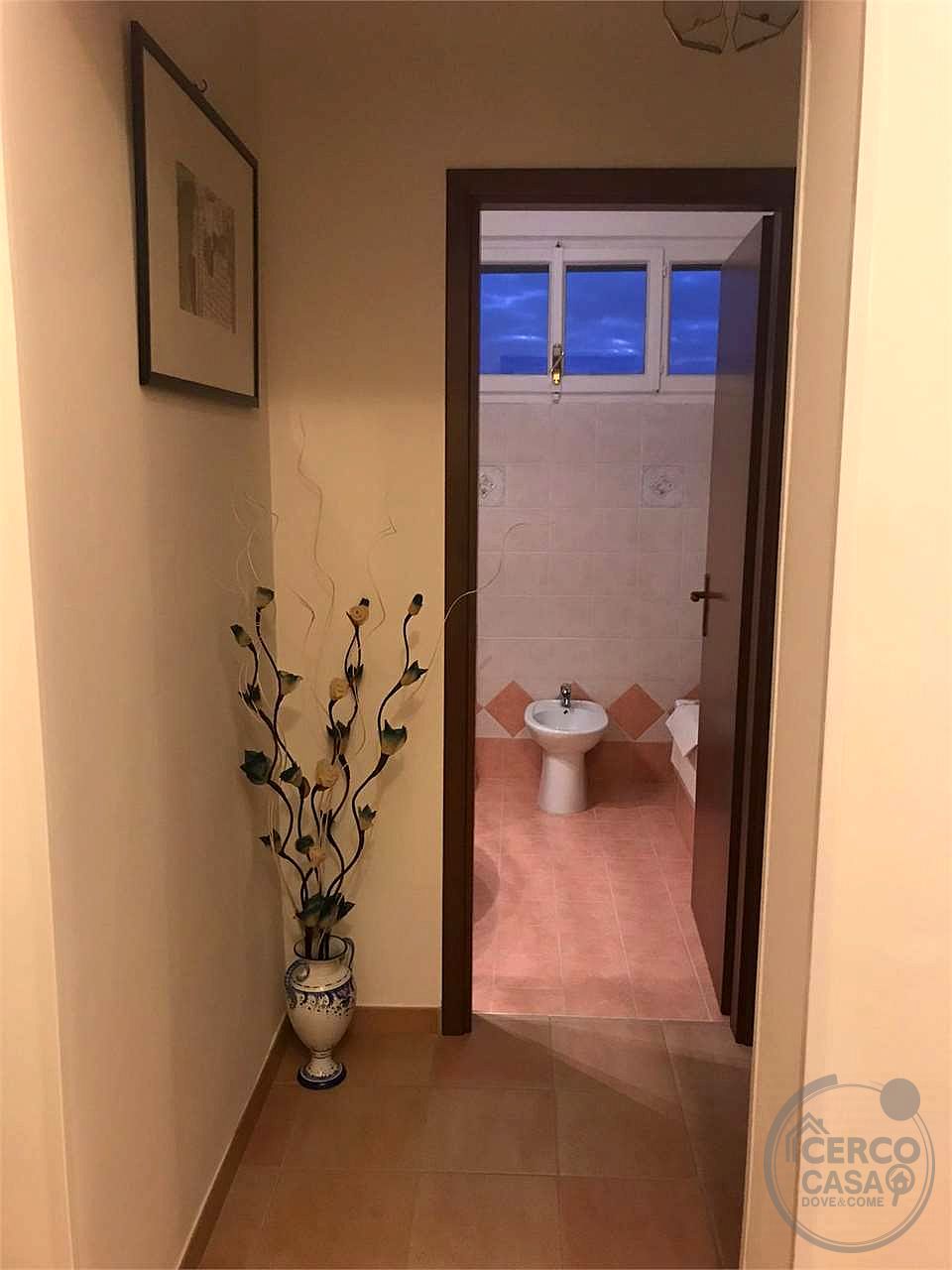 VILLA CAPOTESTA DIVISA IN DUE UNITA' ABITATIVE