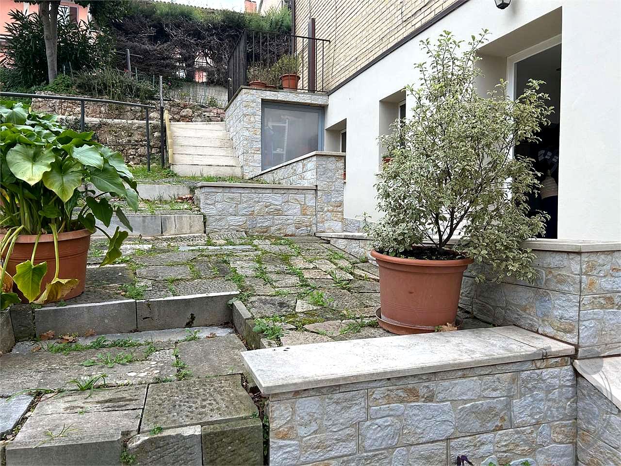 VILLA CAPOTESTA DIVISA IN DUE UNITA' ABITATIVE