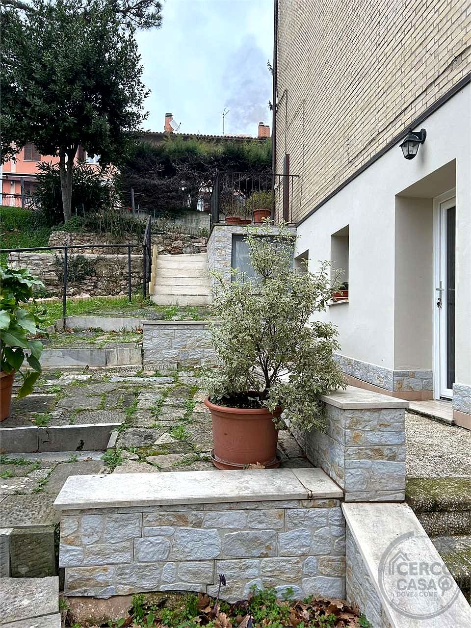 VILLA CAPOTESTA DIVISA IN DUE UNITA' ABITATIVE