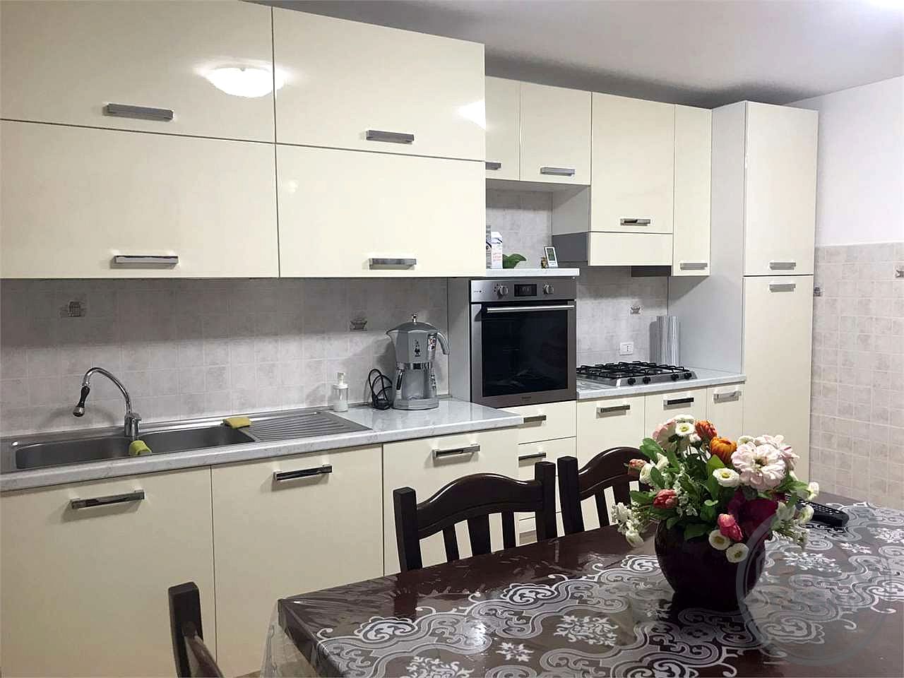 VILLA CAPOTESTA DIVISA IN DUE UNITA' ABITATIVE