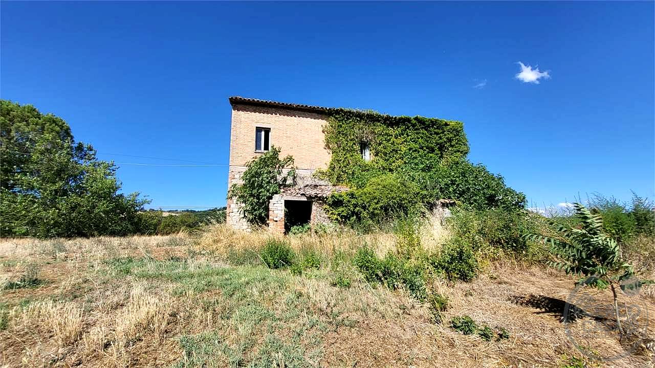 TODI – CASALE DA RISTRUTTURARE