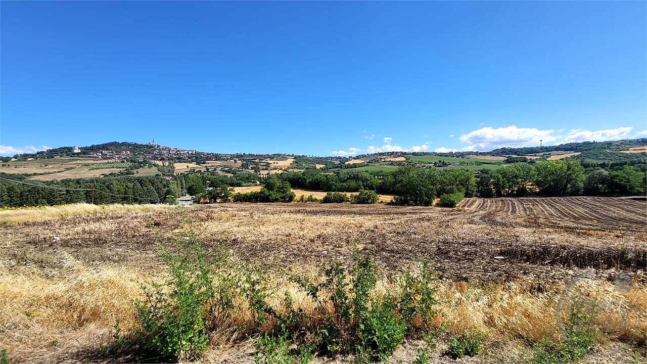 TODI – CASALE DA RISTRUTTURARE
