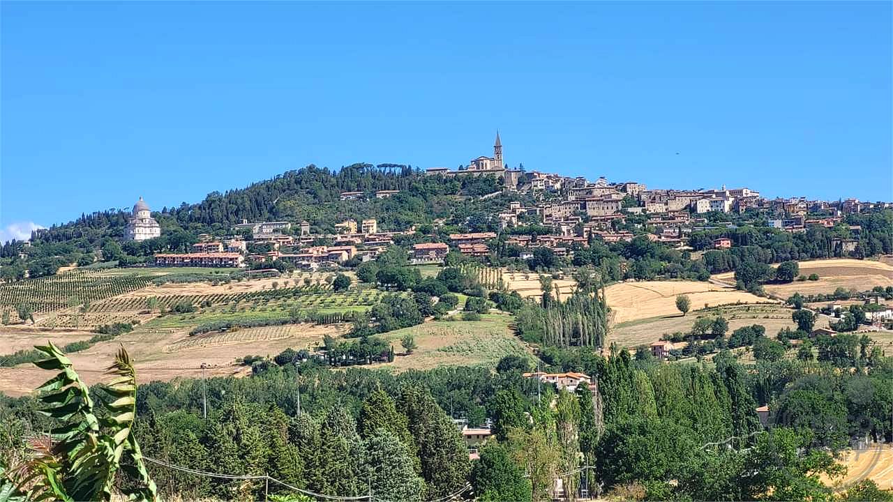 TODI – CASALE DA RISTRUTTURARE