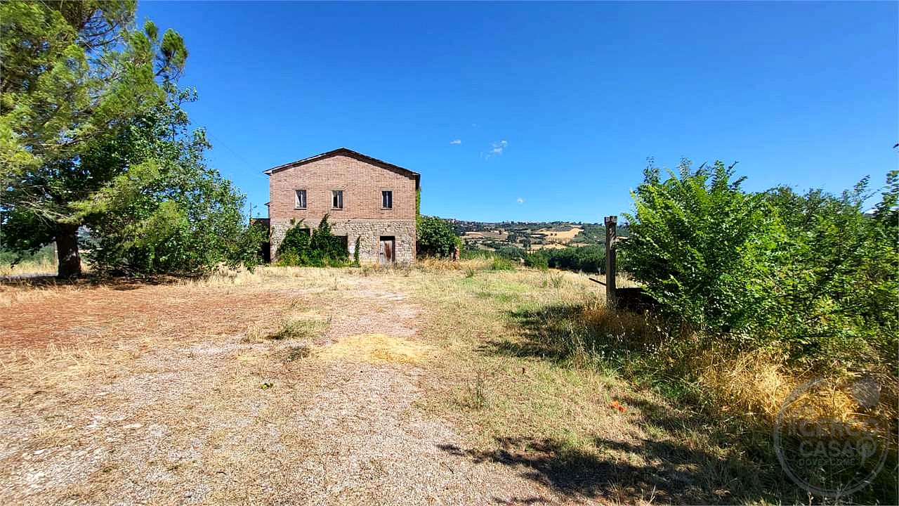 TODI – CASALE DA RISTRUTTURARE