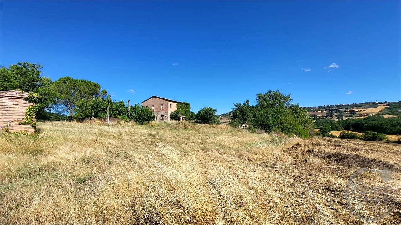 TODI – CASALE DA RISTRUTTURARE