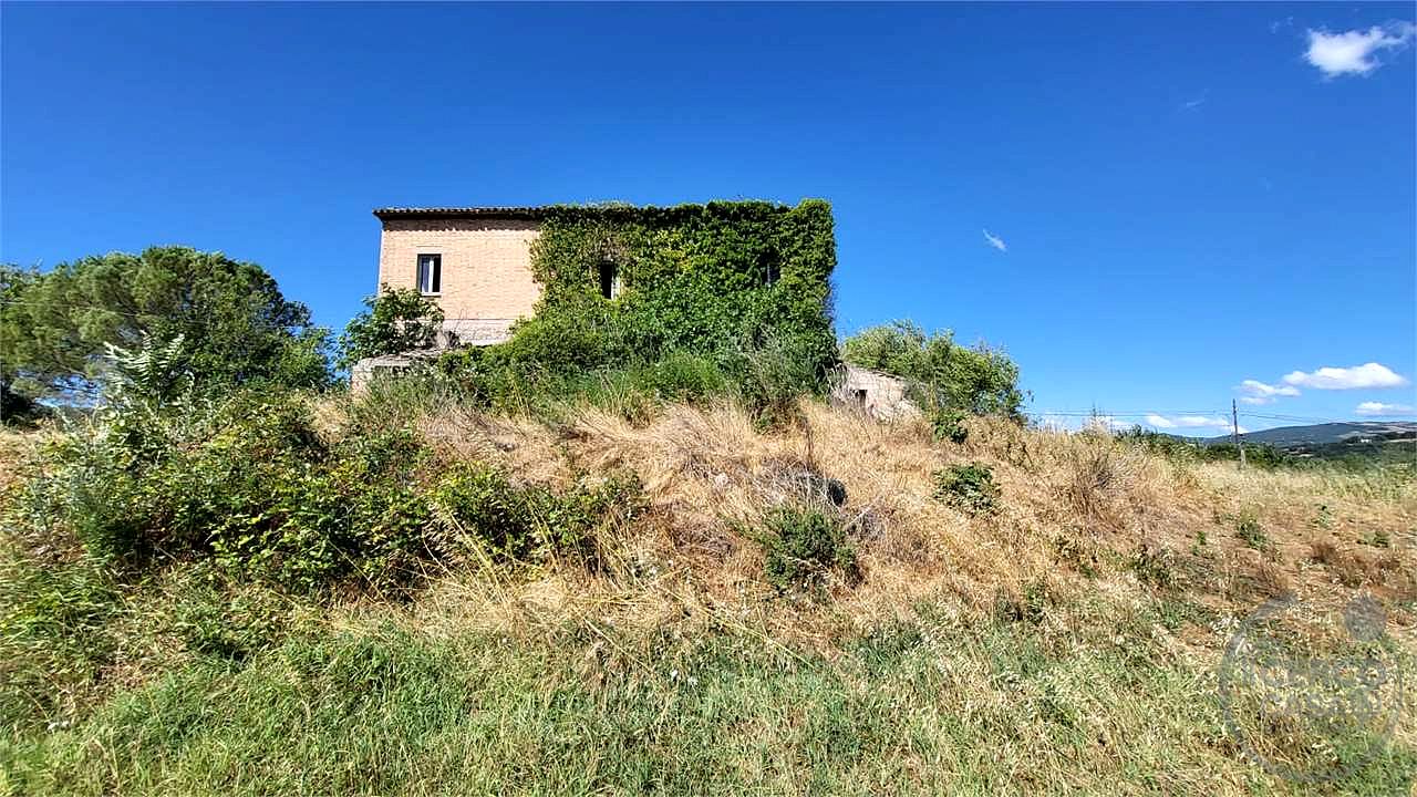 TODI – CASALE DA RISTRUTTURARE