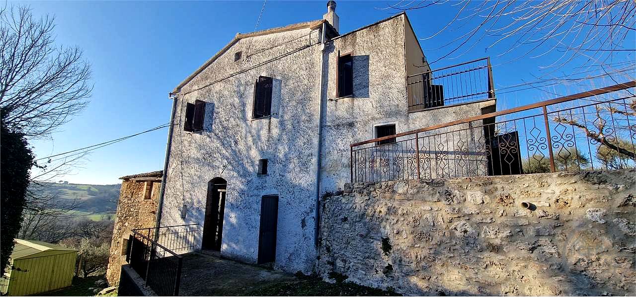 MASSA MARTANA - PORZIONE DI CASALE