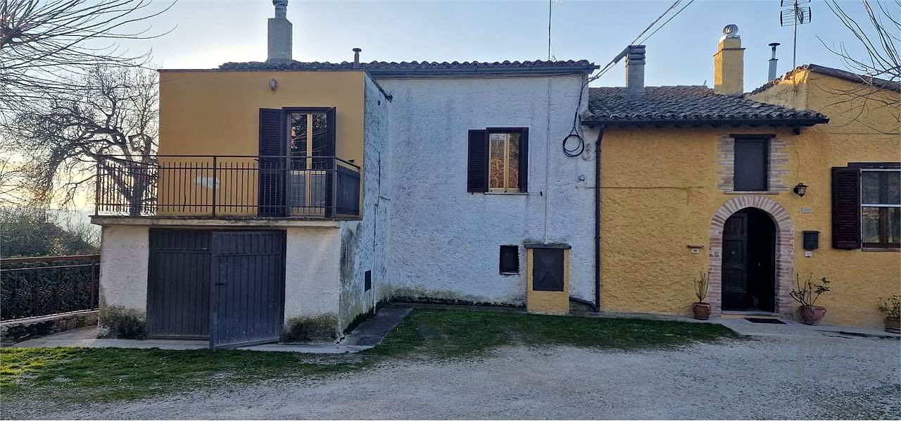 MASSA MARTANA - PORZIONE DI CASALE