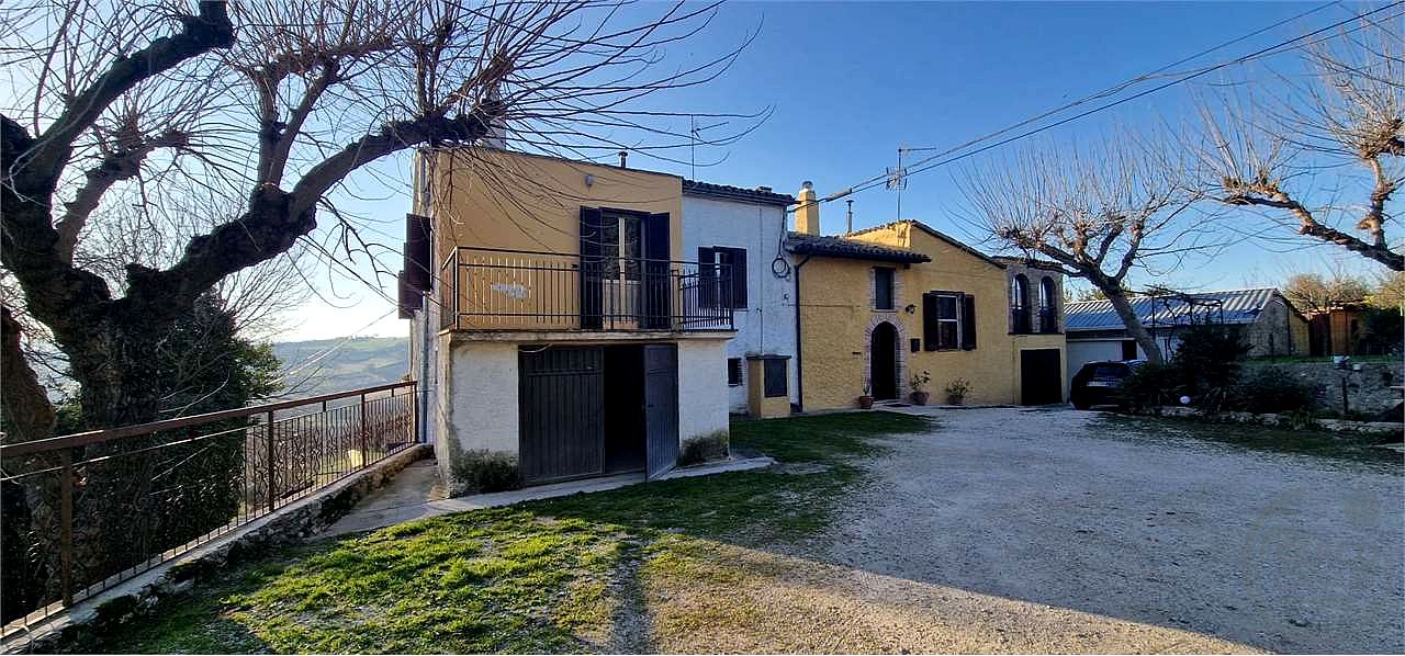 MASSA MARTANA - PORZIONE DI CASALE