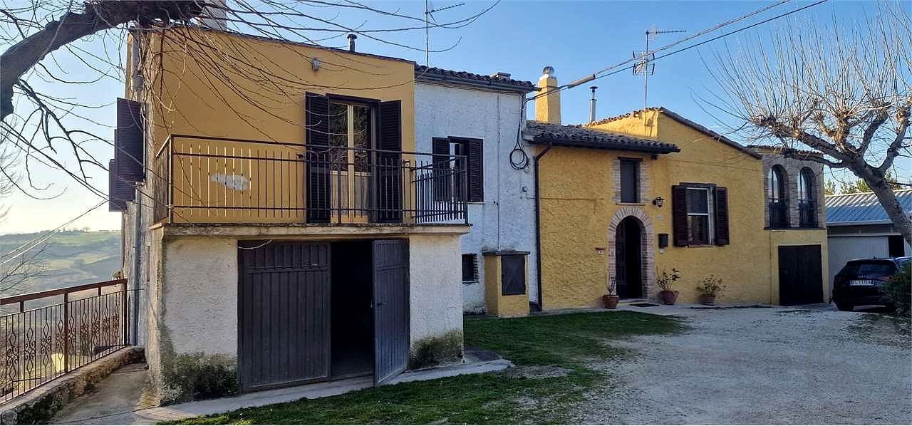 MASSA MARTANA - PORZIONE DI CASALE