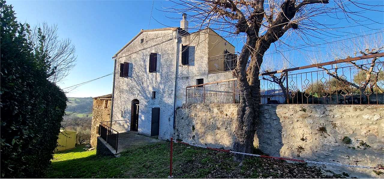 MASSA MARTANA - PORZIONE DI CASALE