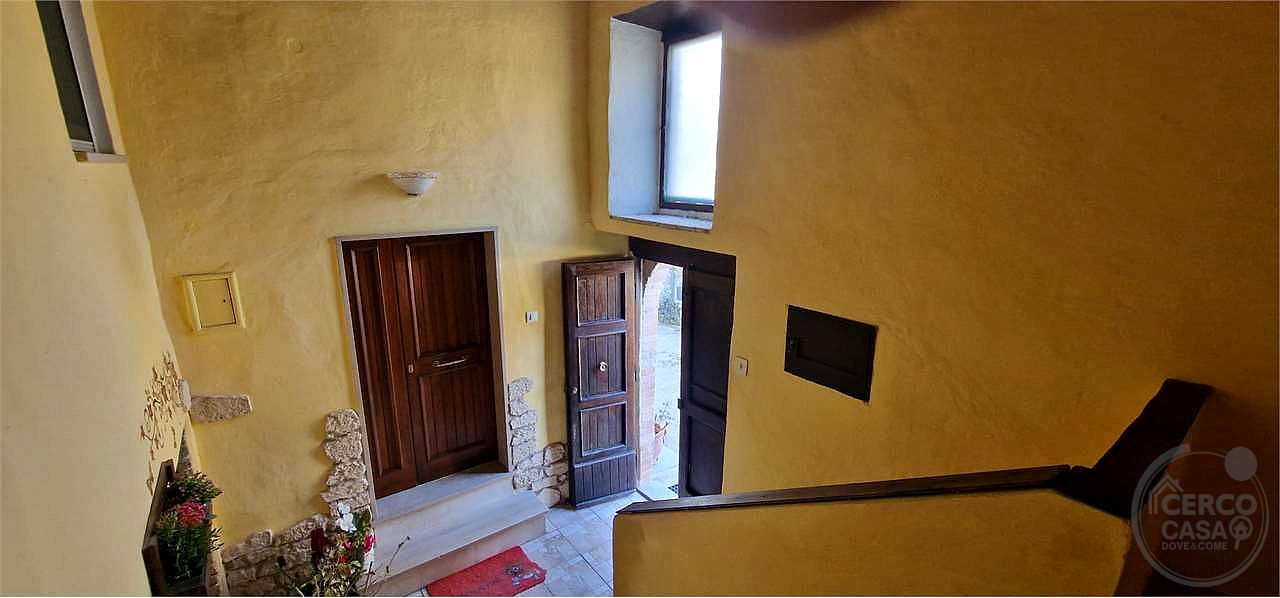 MASSA MARTANA - PORZIONE DI CASALE