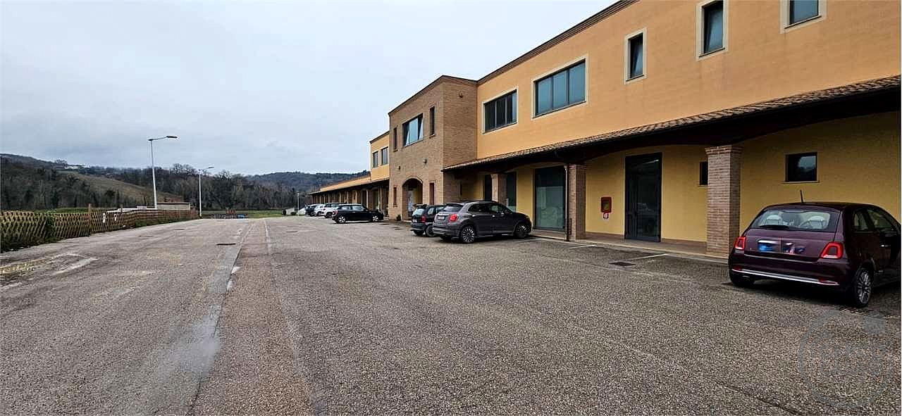 COLLAZZONE - COLLEPEPE - LOCALE COMMERCIALE