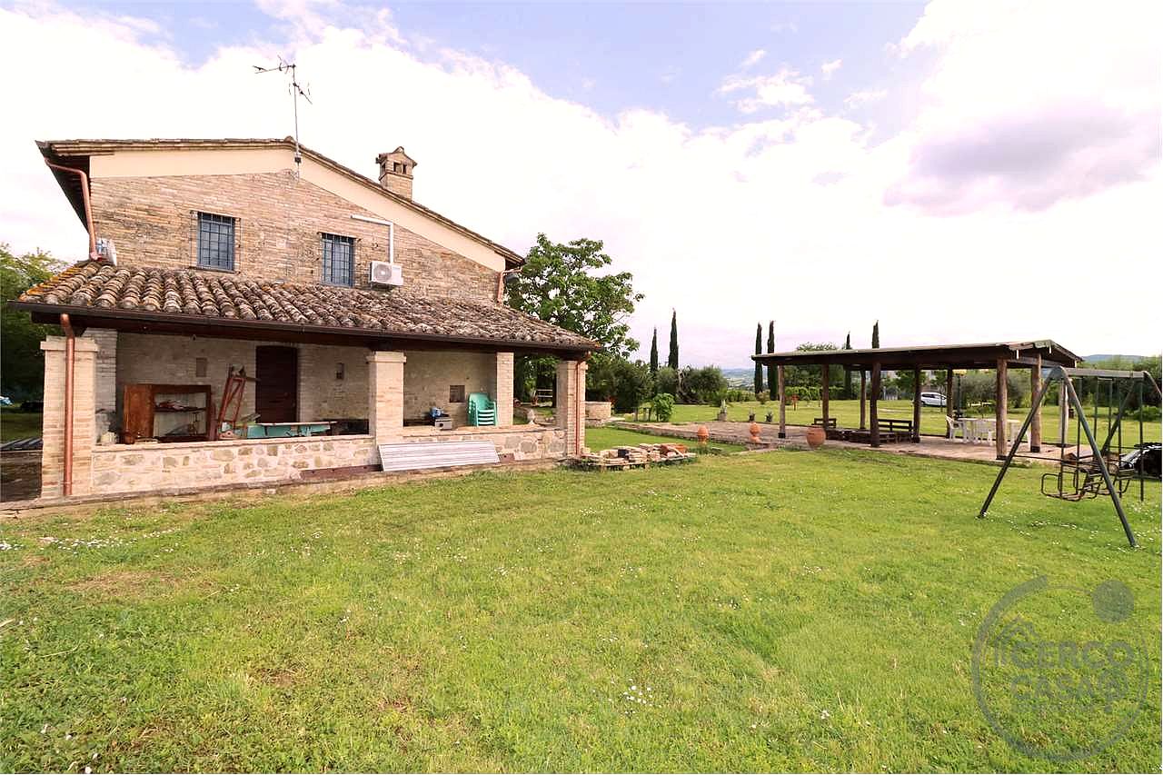 SPLENDIDO CASALE CON GIARDINO ESCLUSIVO