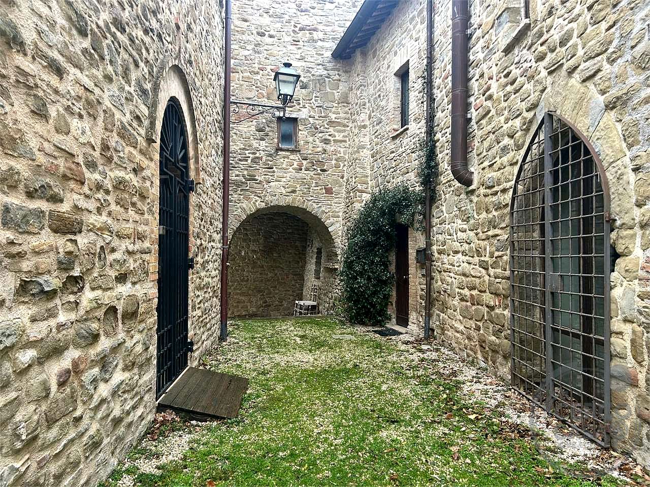 ASSISI: CASTELLO DI PORZIANO
