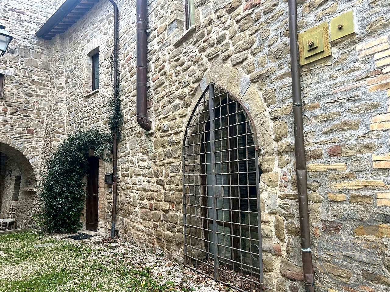 ASSISI: CASTELLO DI PORZIANO