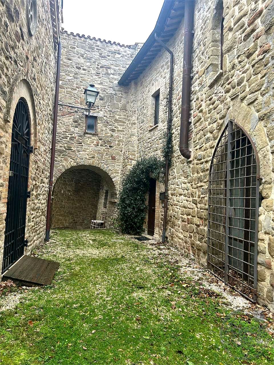 ASSISI: CASTELLO DI PORZIANO