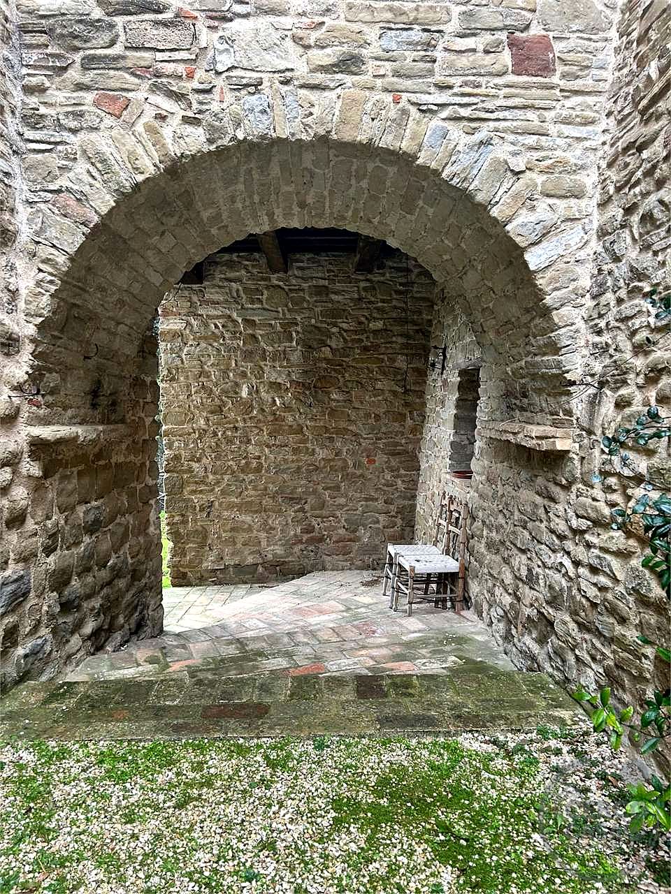 ASSISI: CASTELLO DI PORZIANO