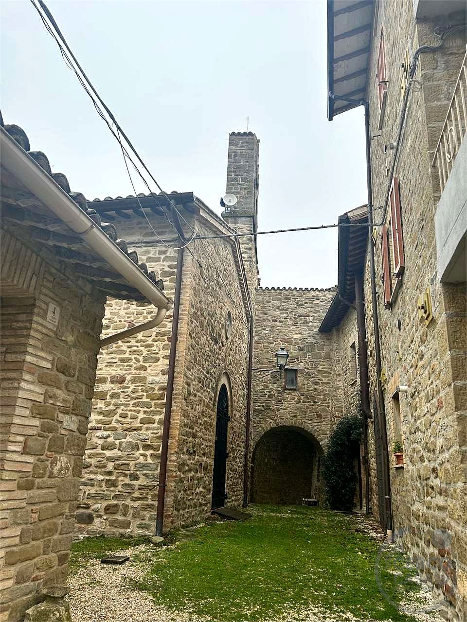 ASSISI: CASTELLO DI PORZIANO