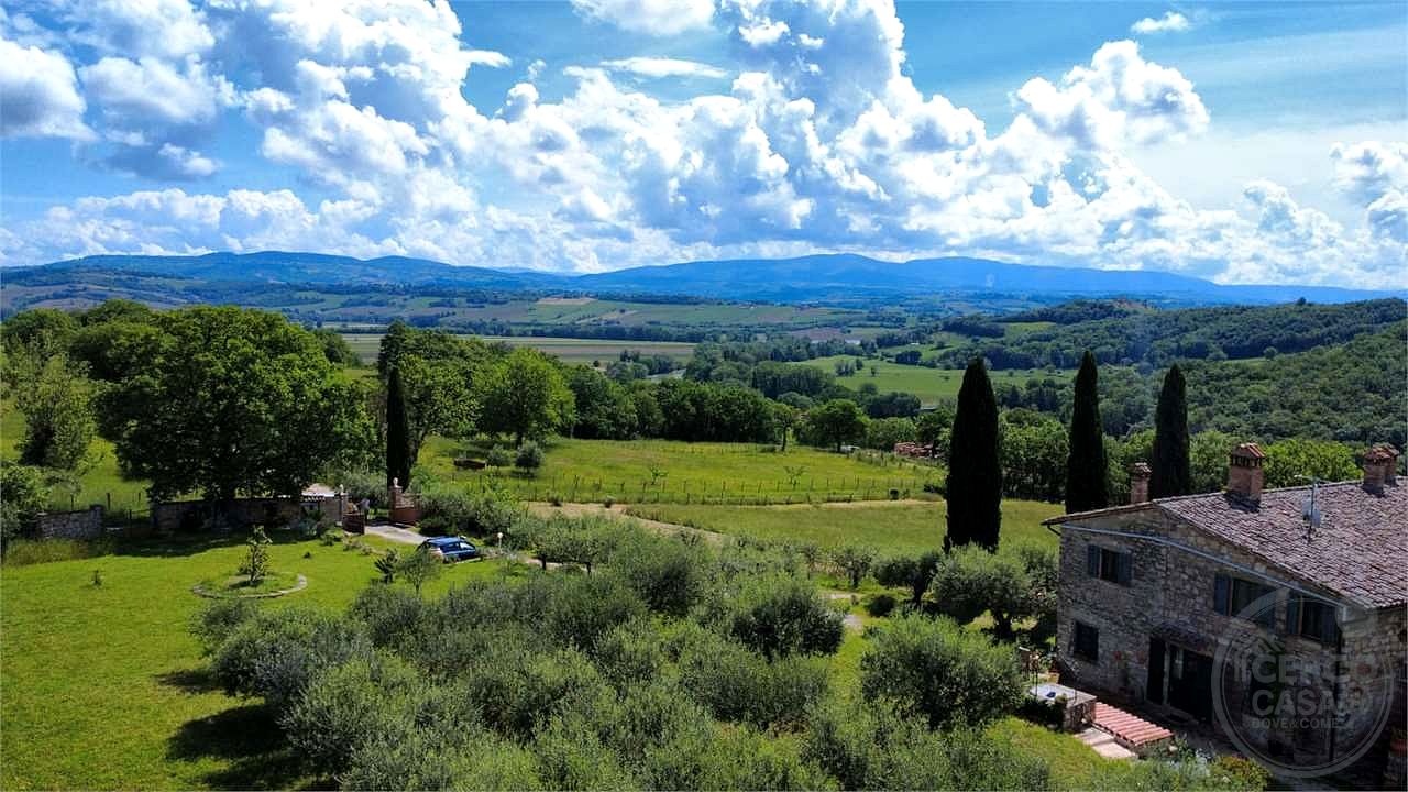 PRESTIGIOSO CASALE CON DEPENDANCE E PISCINA