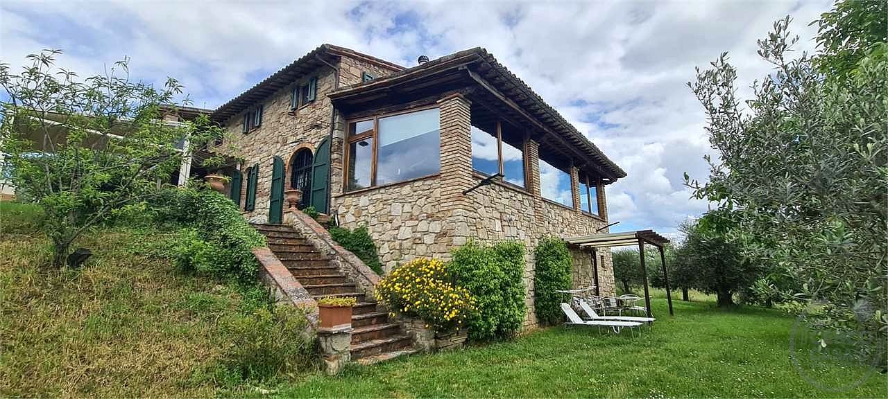 PRESTIGIOSO CASALE CON DEPENDANCE E PISCINA