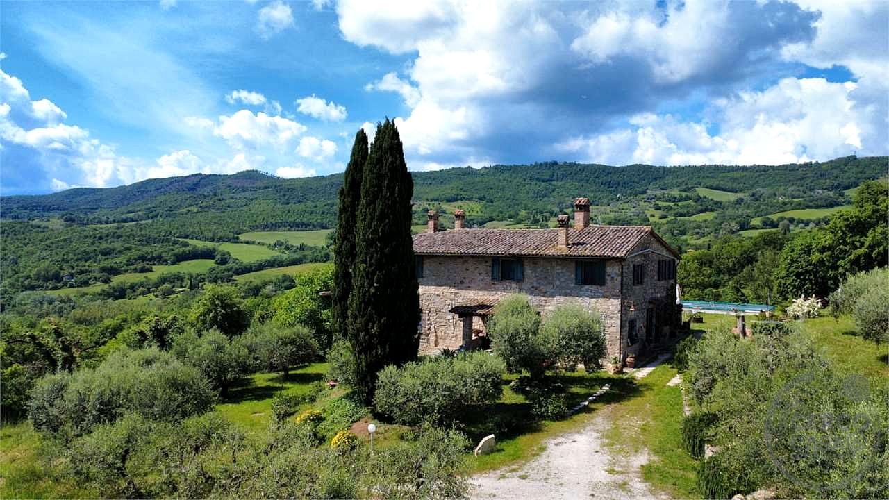 PRESTIGIOSO CASALE CON DEPENDANCE E PISCINA