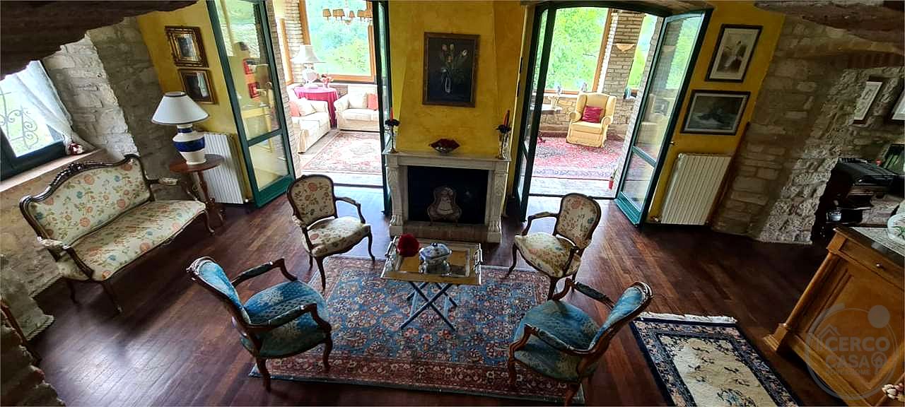 PRESTIGIOSO CASALE CON DEPENDANCE E PISCINA