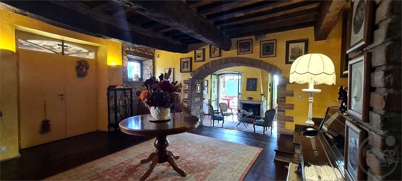 PRESTIGIOSO CASALE CON DEPENDANCE E PISCINA