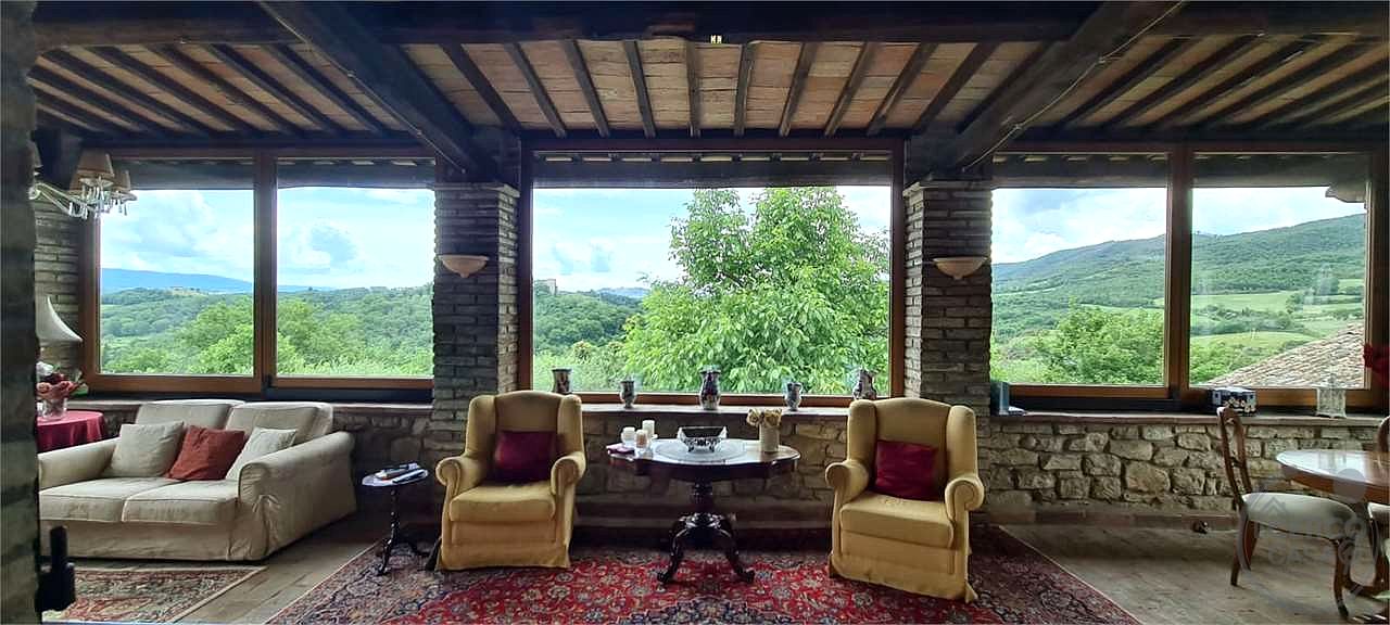 PRESTIGIOSO CASALE CON DEPENDANCE E PISCINA