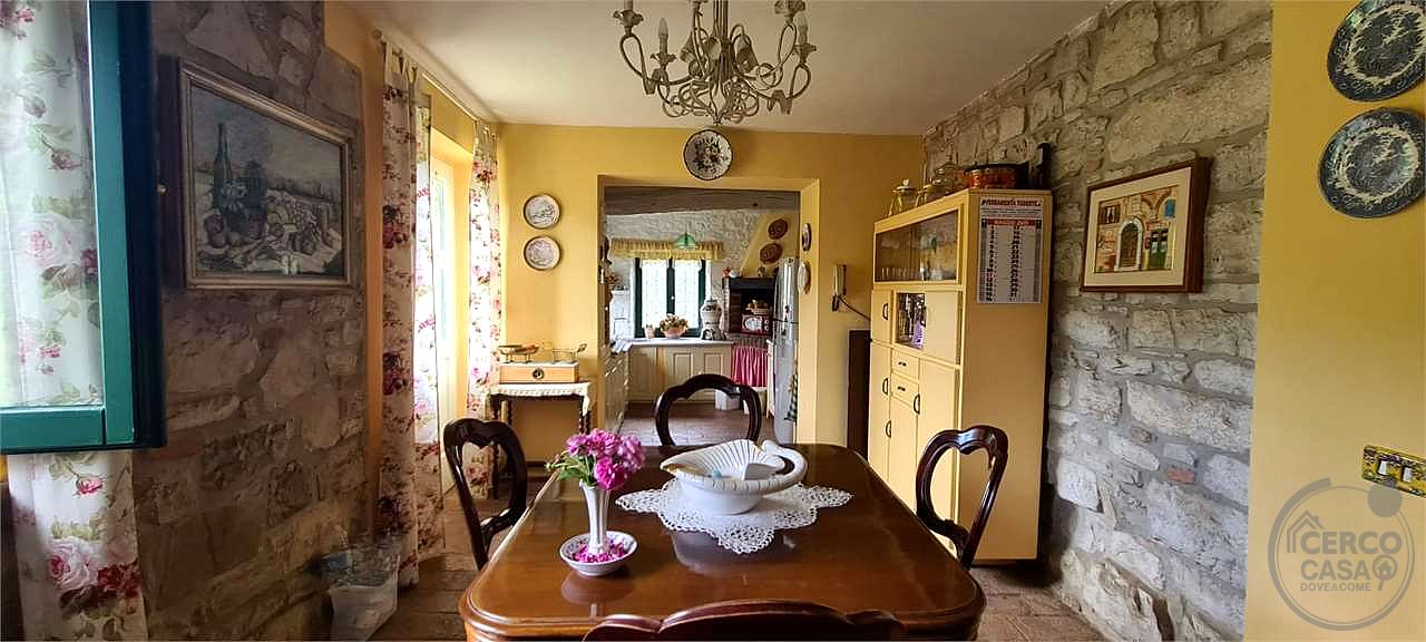 PRESTIGIOSO CASALE CON DEPENDANCE E PISCINA