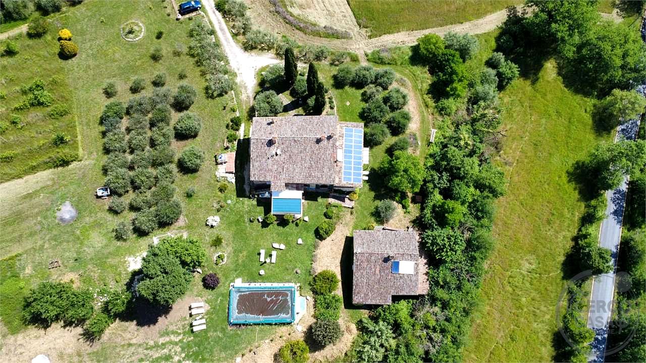 PRESTIGIOSO CASALE CON DEPENDANCE E PISCINA