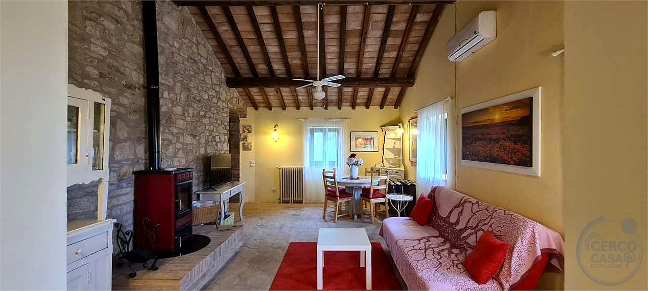 PRESTIGIOSO CASALE CON DEPENDANCE E PISCINA