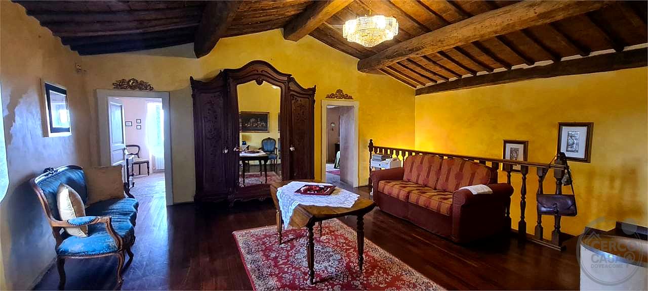 PRESTIGIOSO CASALE CON DEPENDANCE E PISCINA