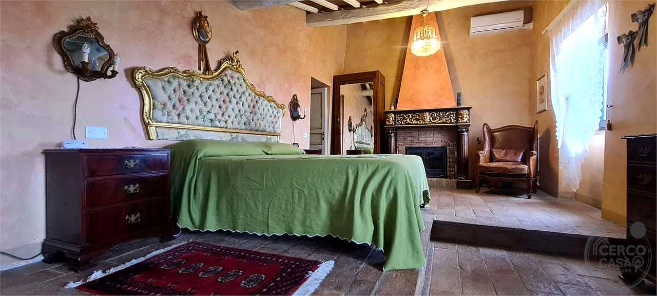 PRESTIGIOSO CASALE CON DEPENDANCE E PISCINA