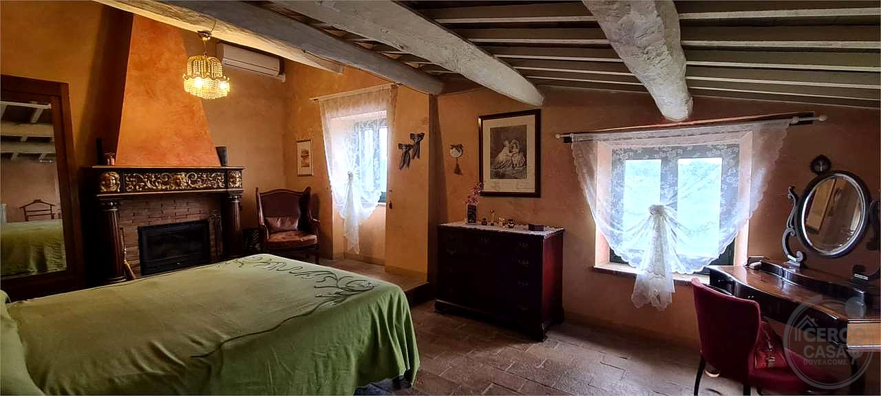 PRESTIGIOSO CASALE CON DEPENDANCE E PISCINA